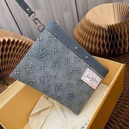 Клатч Louis Vuitton