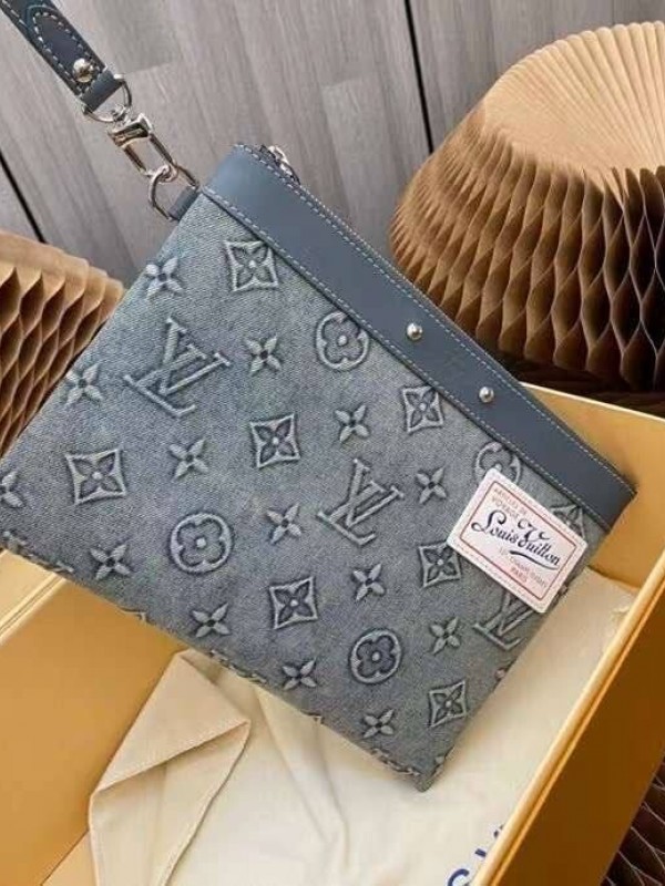 Клатч Louis Vuitton