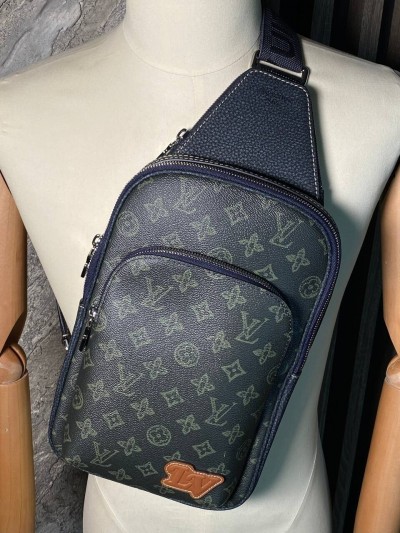 Сумка-слинг Louis Vuitton