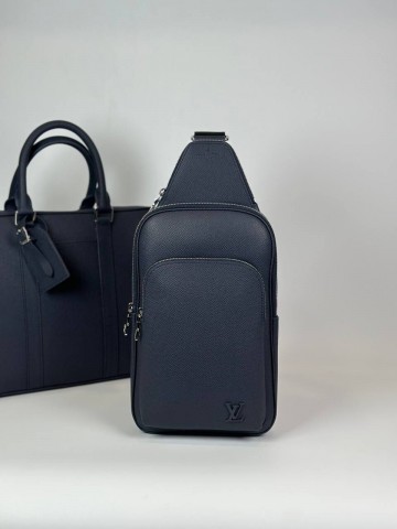 Сумка-слинг Louis Vuitton