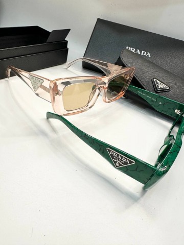 Солнцезащитные очки Prada