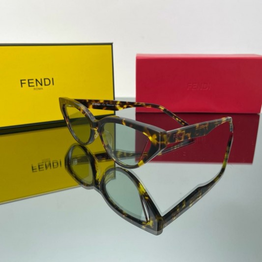 Солнцезащитные очки Fendi