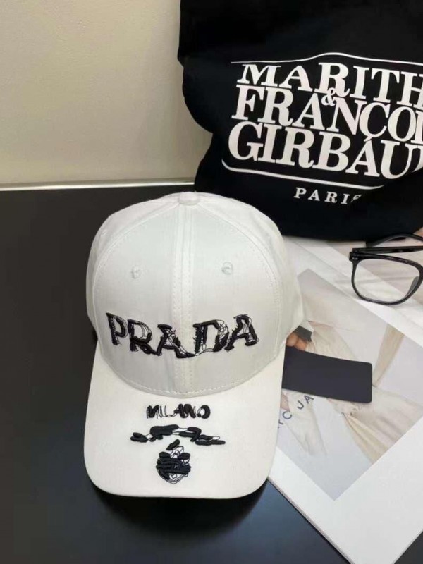 Кепка Prada