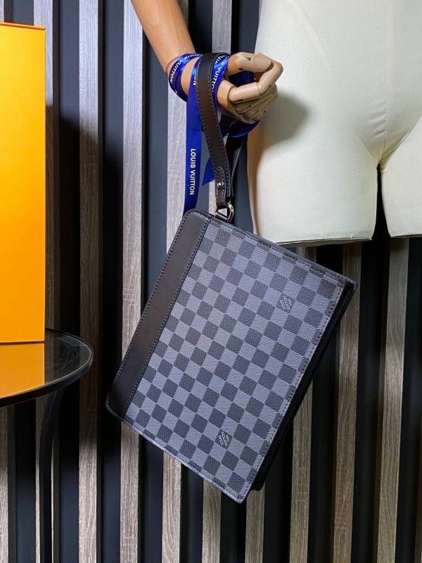 Клатч Louis Vuitton