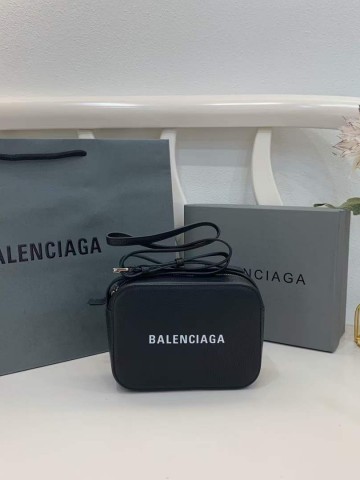 Сумка-мессенджер Balenciaga