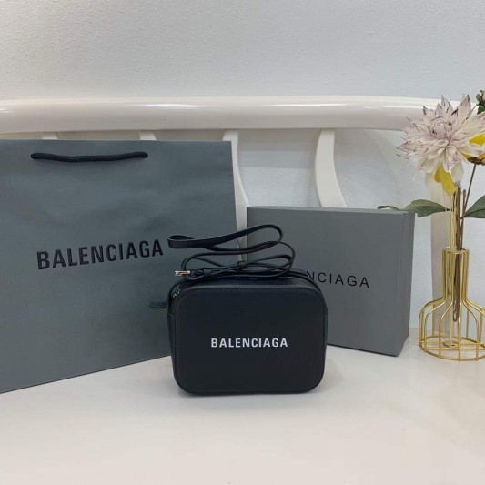 Сумка-мессенджер Balenciaga