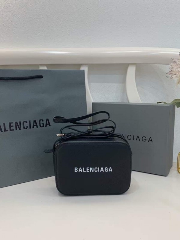 Сумка-мессенджер Balenciaga