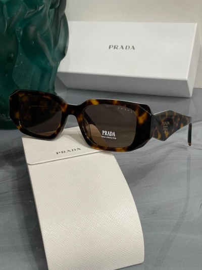 Солнцезащитные очки Prada