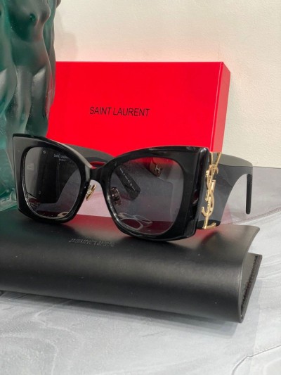 Солнцезащитные очки Yves Saint Laurent