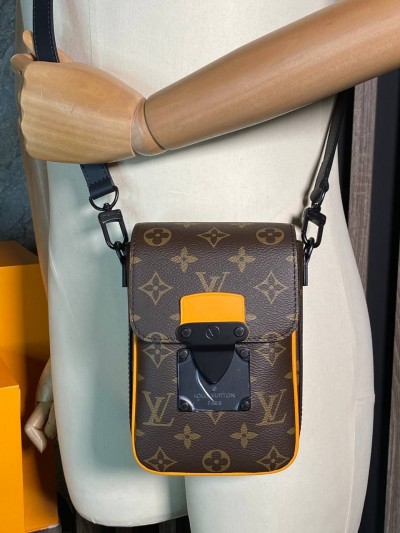 Сумка-мессенджер Louis Vuitton