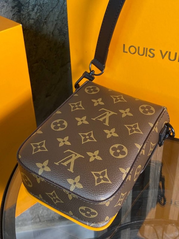 Сумка-мессенджер Louis Vuitton