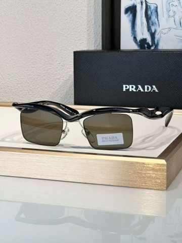 Солнцезащитные очки Prada