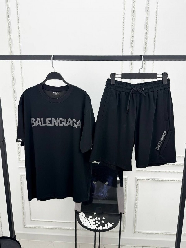 Прогулочный костюм Balenciaga