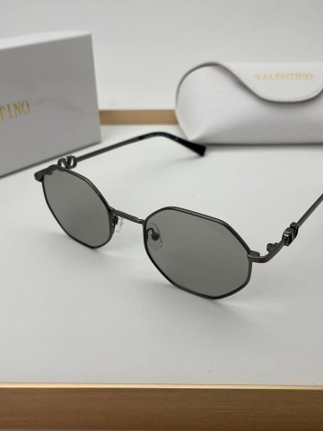 Солнцезащитные очки Valentino
