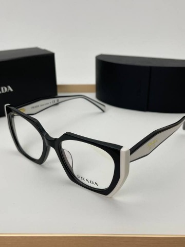 Солнцезащитные очки Prada