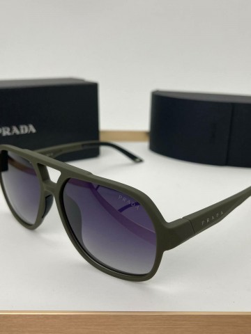 Солнцезащитные очки Prada