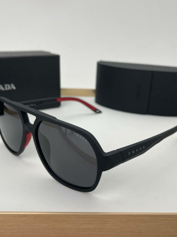 Солнцезащитные очки Prada