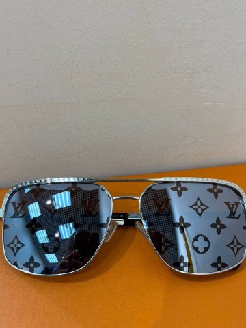 Солнцезащитные очки Louis Vuitton