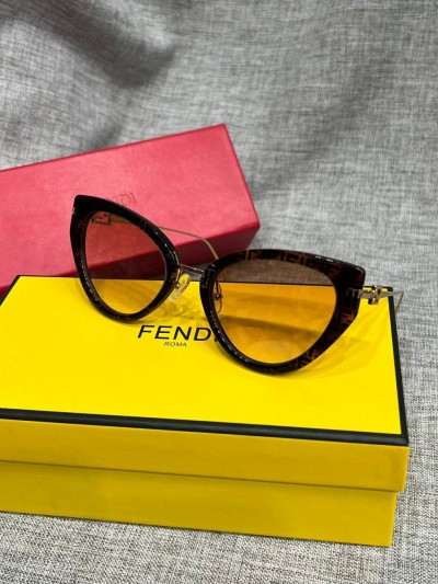 Солнцезащитные очки Fendi