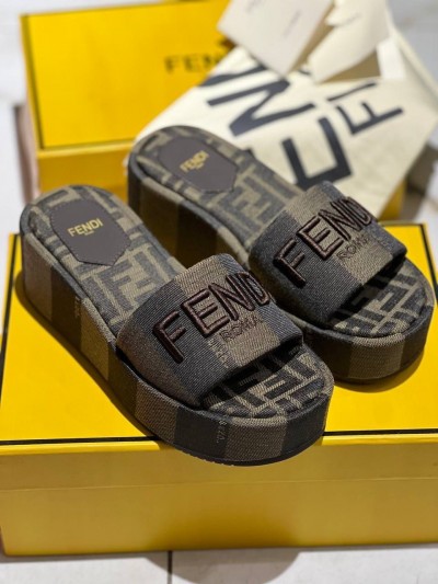 Шлепанцы Fendi