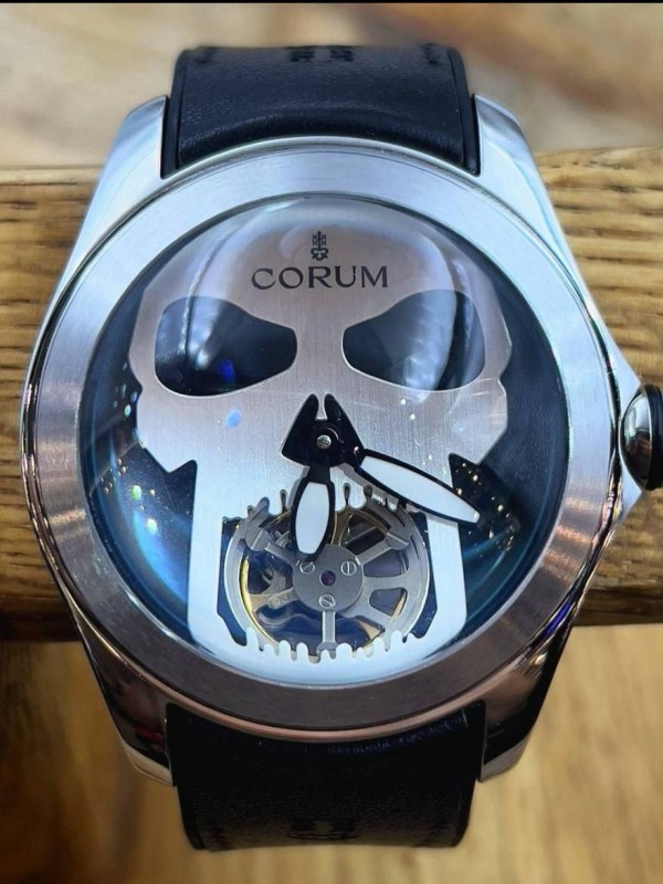 Часы Corum