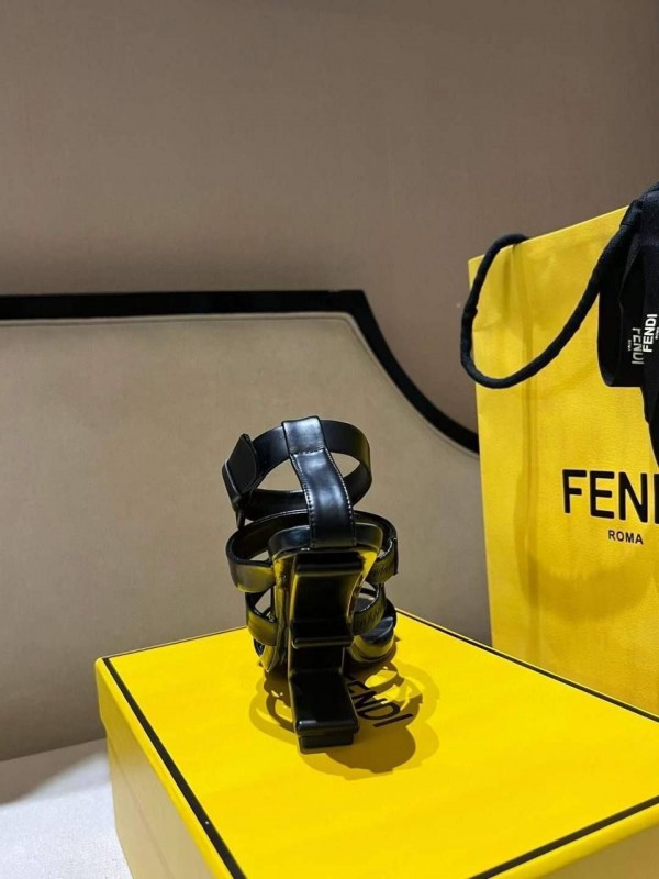 Босоножки Fendi