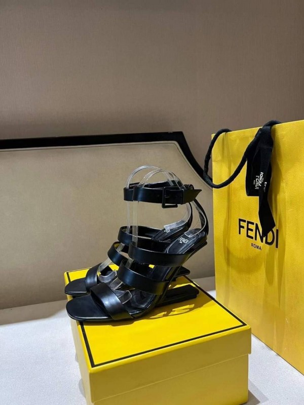 Босоножки Fendi