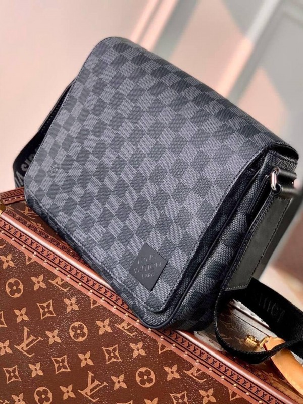 Сумка-мессенджер Louis Vuitton