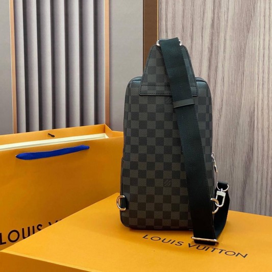 Сумка-слинг Louis Vuitton