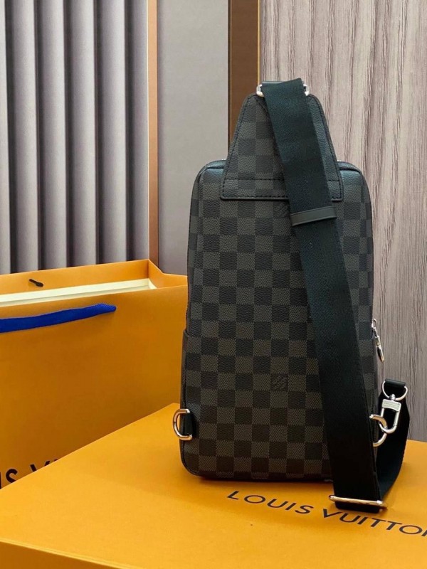 Сумка-слинг Louis Vuitton