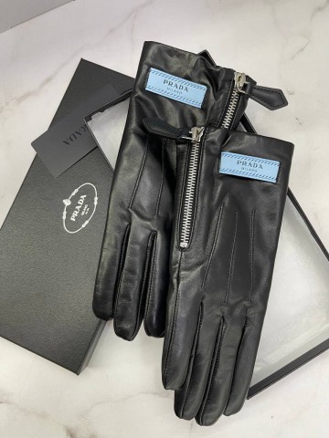 Перчатки Prada