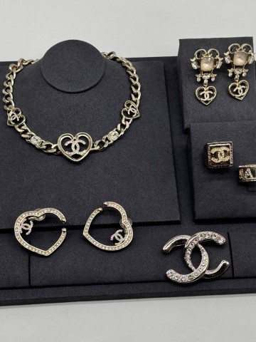 Брошь CHANEL