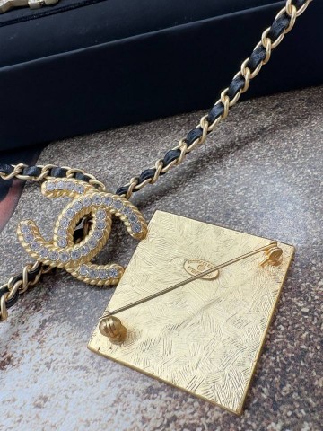 Брошь CHANEL