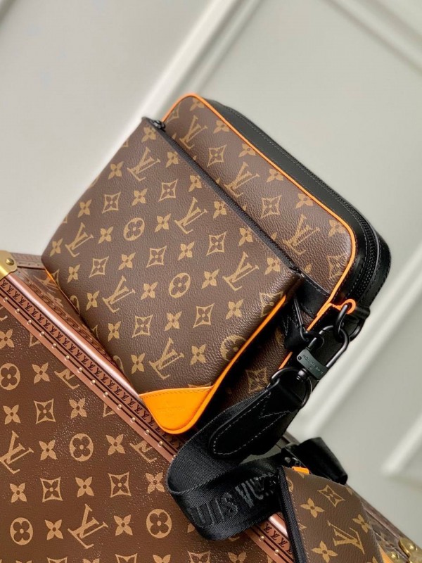 Сумка-мессенджер Louis Vuitton