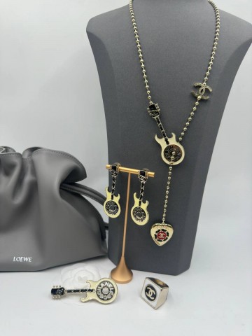 Брошь CHANEL