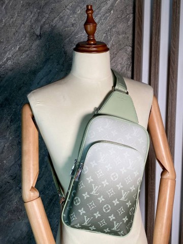 Сумка-слинг Louis Vuitton