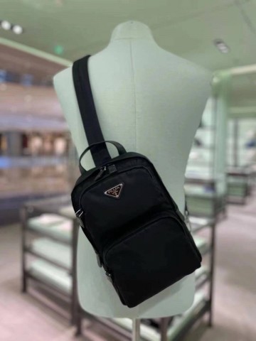 Сумка-слинг Prada