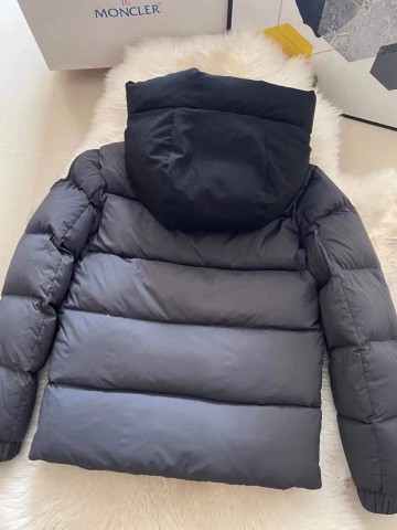Пуховик Moncler