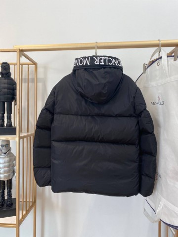 Пуховик Moncler