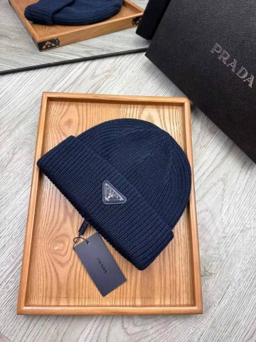 Шапка Prada