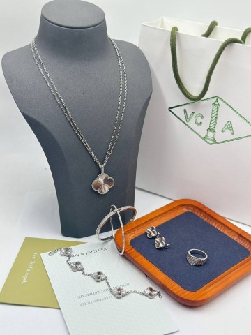 Серьги Van Cleef & Arpels
