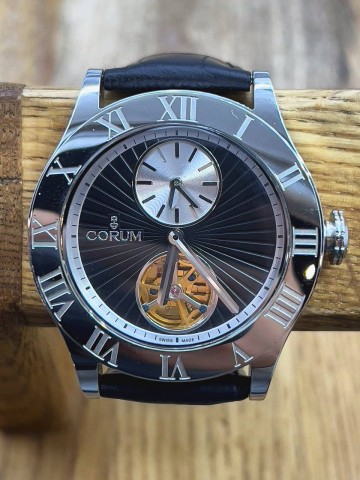 Часы Corum