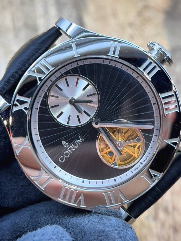 Часы Corum