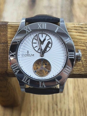 Часы Corum