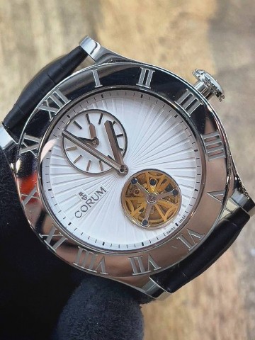 Часы Corum