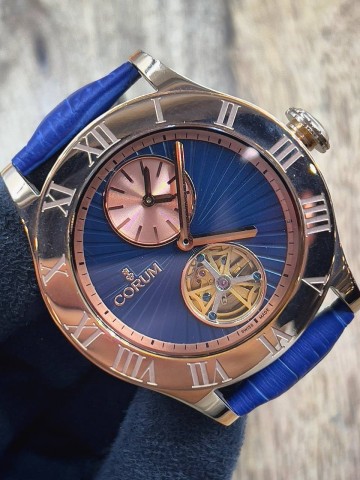 Часы Corum