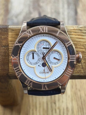 Часы Corum