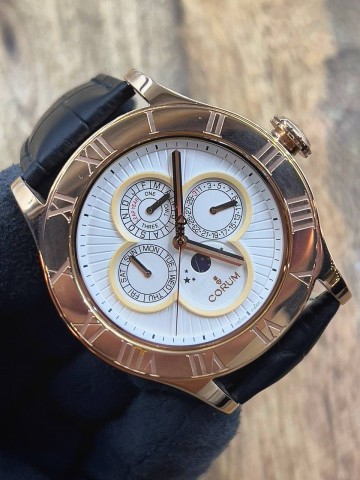 Часы Corum