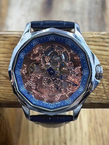 Часы Corum