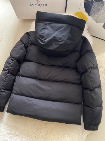 Пуховик Moncler